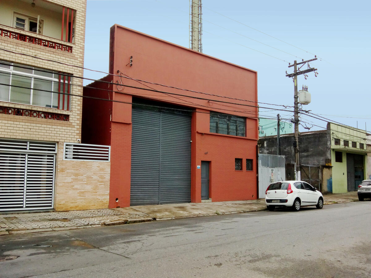 Fachada frontal de galpão pintado de cor de terra