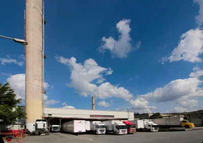 caminhões estacionados em docas para carga e descarga