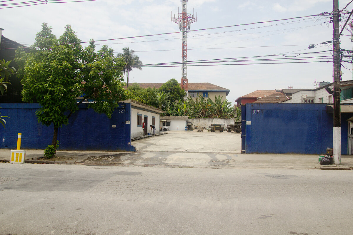 vista externa do pátio com portão de ferro aberto