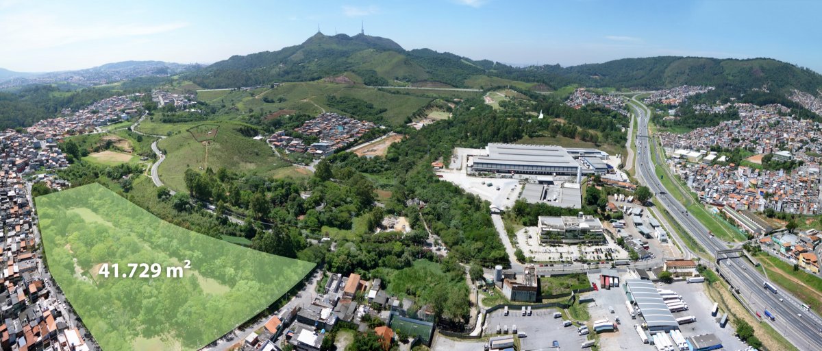 Vista aérea com Pico do Jaraguá ao fundo.