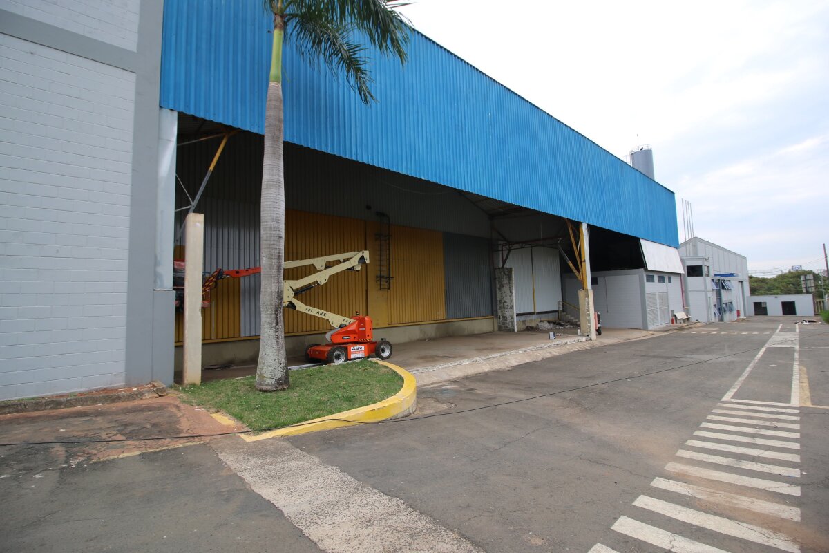 Docas cobertas para galpão logístico.