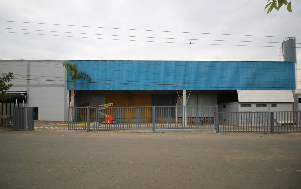 Fachada de galpão com docas para caminhões.