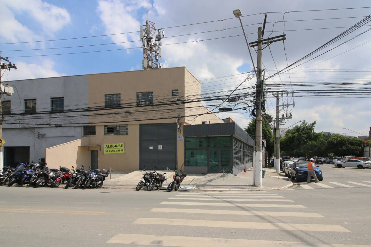 Vista frontal do galpão em perspectiva com lateral.