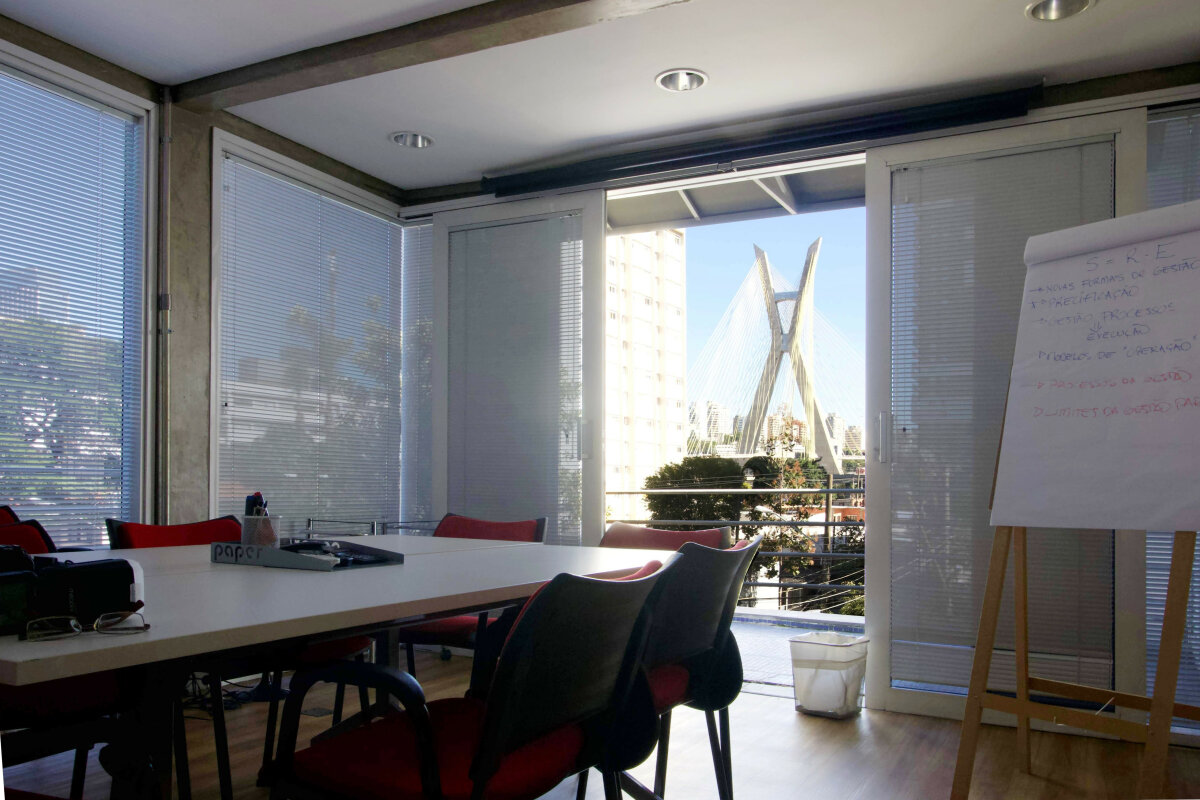 Sala envidraçada com vista para Ponte Estaiada.