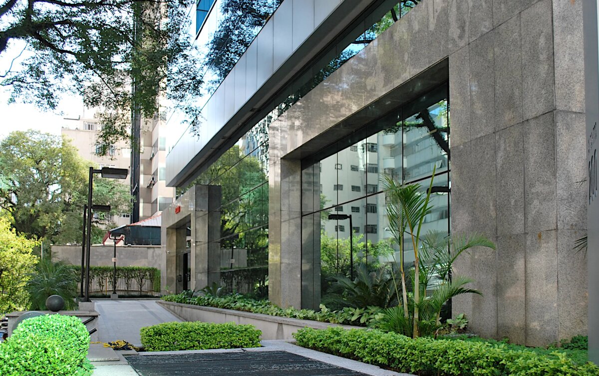 Entrada do edifício e jardim com árvore