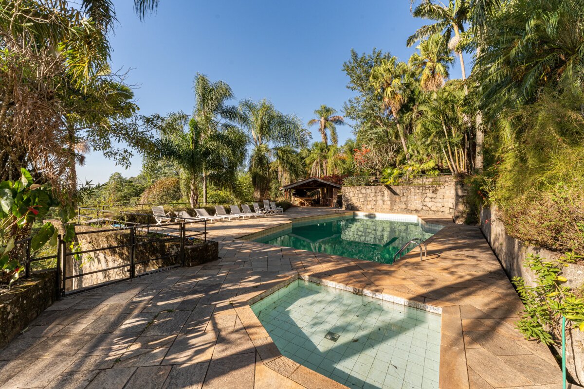 Piscinas para crianças e adultos.